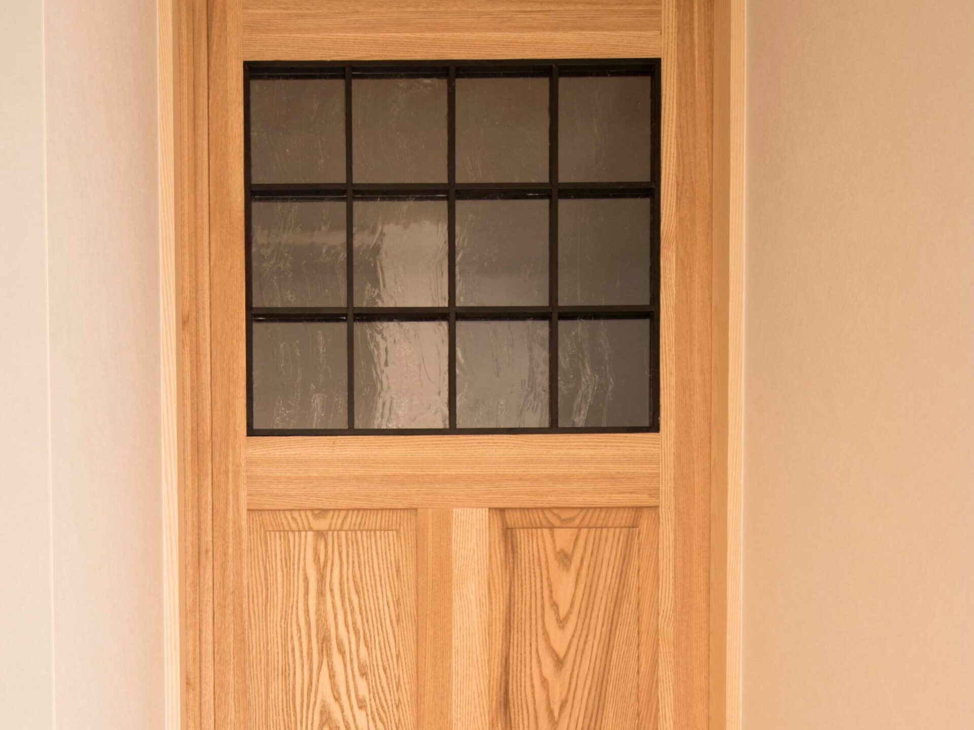 アイアン格子のある木製室内ドア